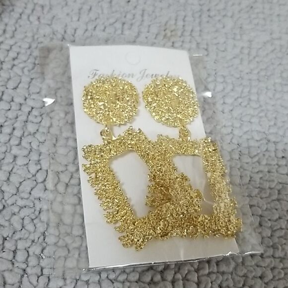 Women Vintage style Large Geometric Drop Dangle Gold Earrings - Picture 6 of 9